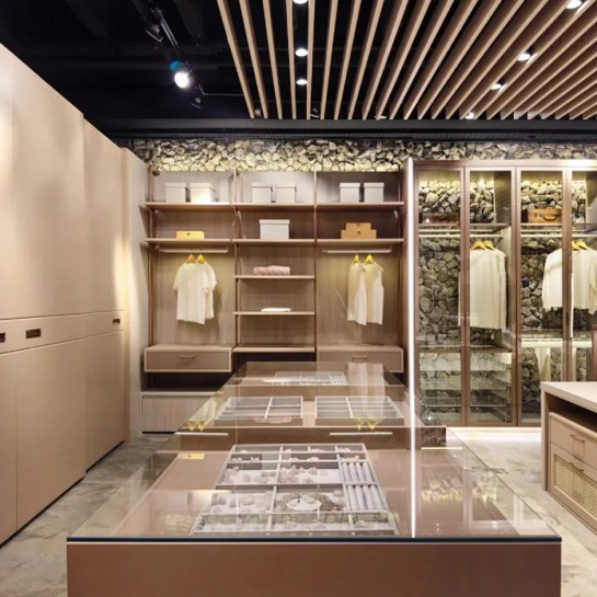 Texto imagem: Guarda-roupas planejados se encaixam perfeitamente em qualquer espaço – Créditos foto: Rogério Vaz