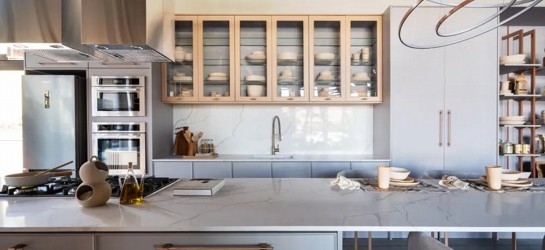 Cozinha contemporânea com marcenaria sob medida, eletros embutidos e layout funcional, que valoriza o uso eficiente do espaço. Foto: Roberta Gewehr